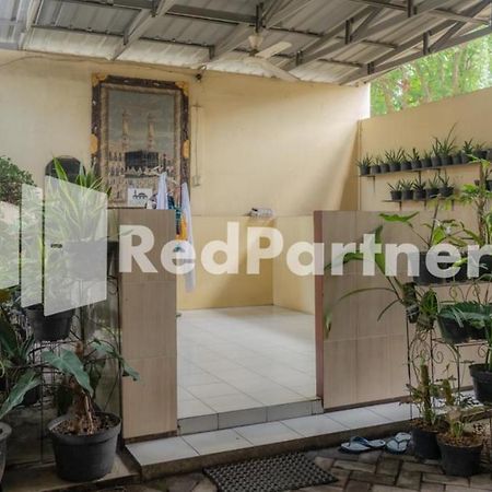 Vandhela Homestay Syariah Mitra Reddoorz Surabaya Exteriör bild