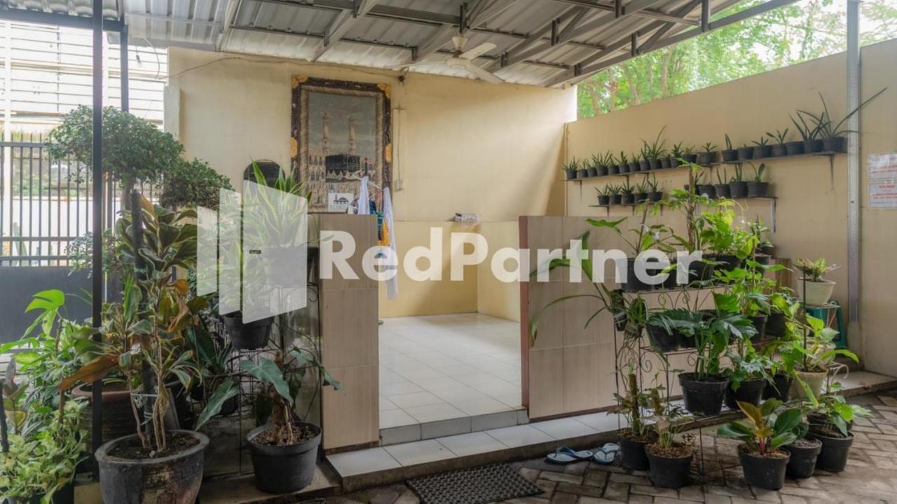 Vandhela Homestay Syariah Mitra Reddoorz Surabaya Exteriör bild