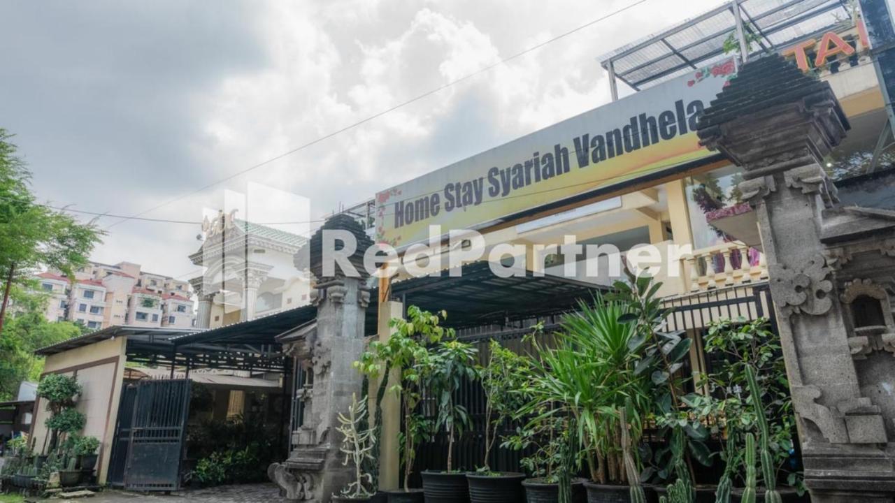 Vandhela Homestay Syariah Mitra Reddoorz Surabaya Exteriör bild